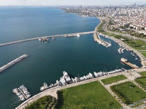 Aerial shot of a marina with yachts in Istanbul, Turkey, showcasing the skyline and sea. — Master The Movements Of Dr