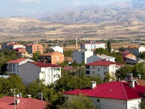 Panoramic view of Kovancılar town with red-roofed buildings against a backdrop of mountains in Elazığ, Türkiye. — Str