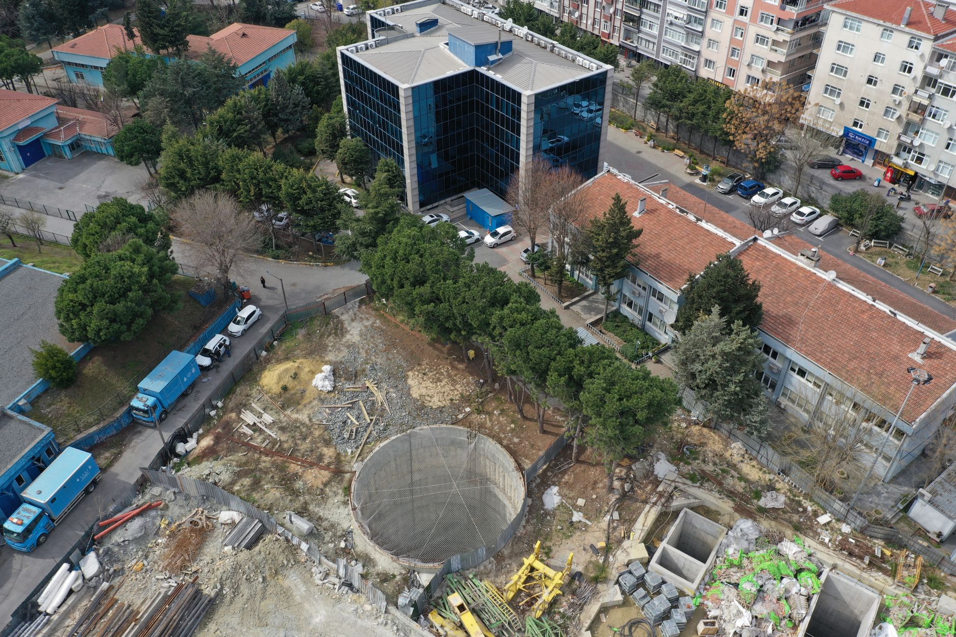 Aerial view of a construction site in Bahçelievler, İstanbul showcasing urban development. — To whom would you give a star, a
