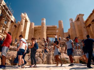 Crowds of tourists visiting the ancient Parthenon in Athens under a clear summer sky. — Travel Agencies - Tourism Catalysts
